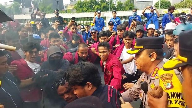 Aksi Demo Buruh Hari Ini Memanas, Polisi Padamkan Api Ban di Depan DPR