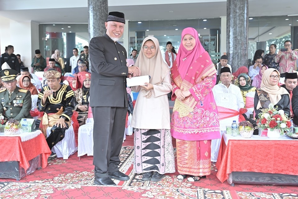 Aksi Mengesankan Siswi SMA 10 Padang Bikin Gubernur Sumbar Terharu