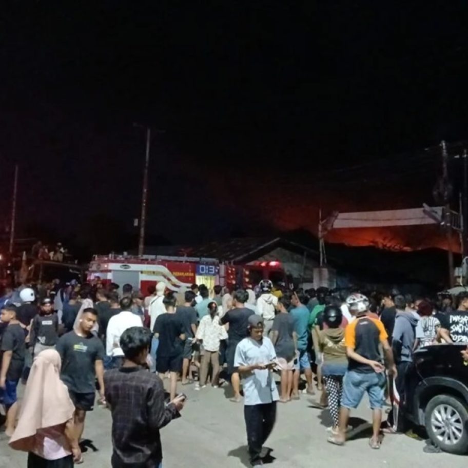 Api Masih Menyala: Kebakaran Pabrik Karet PT Teluk Luas Padang Belum Terkendali