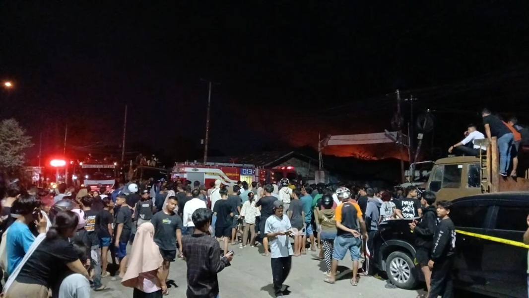 Api Masih Menyala Kebakaran Pabrik Karet PT Teluk Luas Padang Belum Terkendali