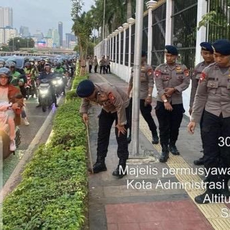 Brimob Jaga Ketat Area DPR Jelang May Day