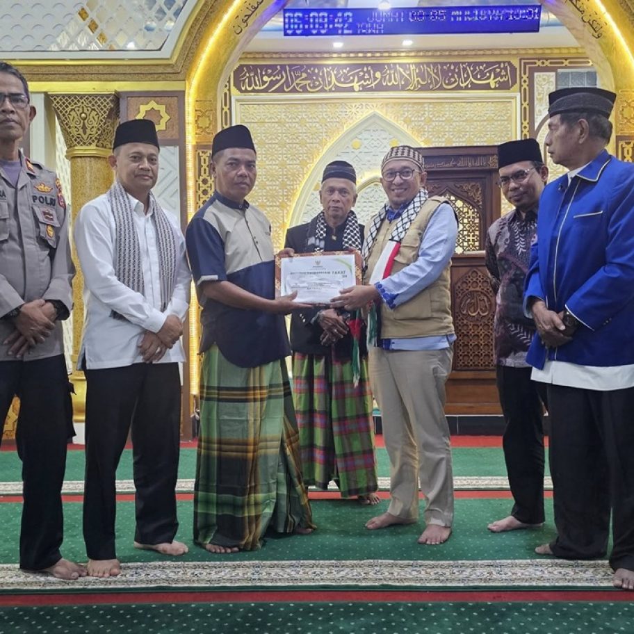 Bupati Eka Salurkan Bantuan untuk Korban Kebakaran di Tabek