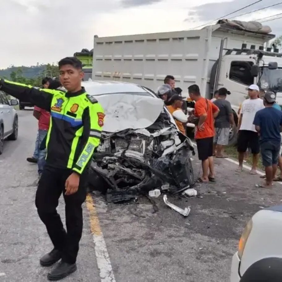 Daihatsu Terios Hantam Truk di Sumbar, Dua Tewas, Enam Luka-Luka