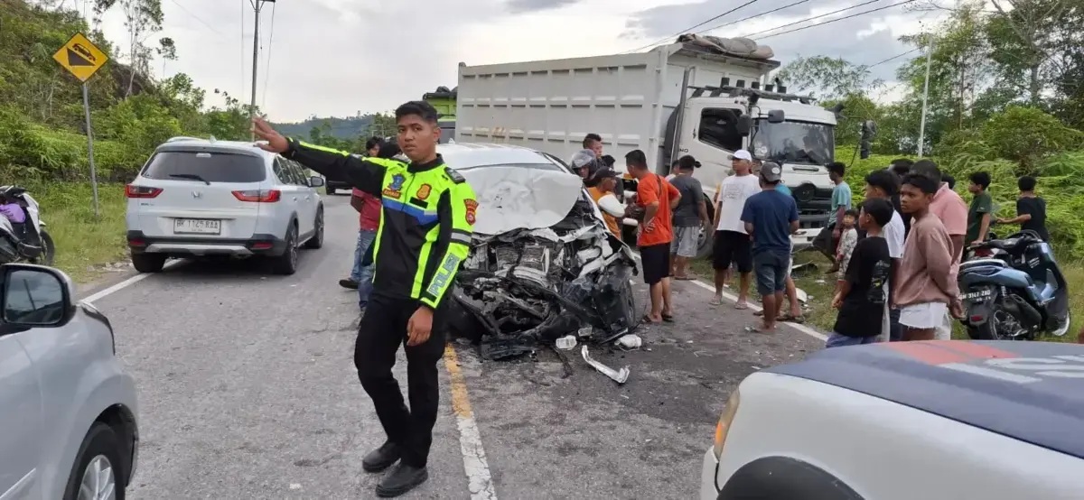 Daihatsu Terios Hantam Truk di Sumbar, Dua Tewas, Enam Luka-Luka