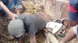 Kaki Terjepit Pohon Saat Bekerja, Warga Solok Selatan Dievakuasi Dramatis