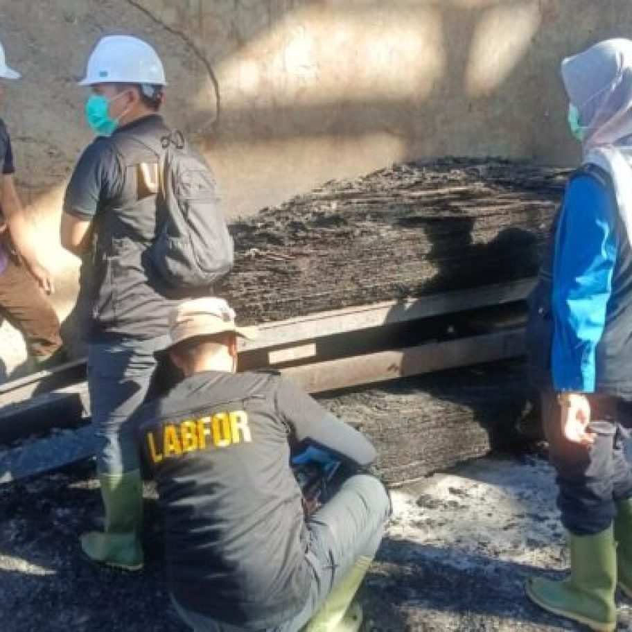 Labfor Polri Selidiki Penyebab Kebakaran Pabrik Karet di Padang