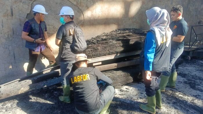 Labfor Polri Selidiki Penyebab Kebakaran Pabrik Karet di Padang