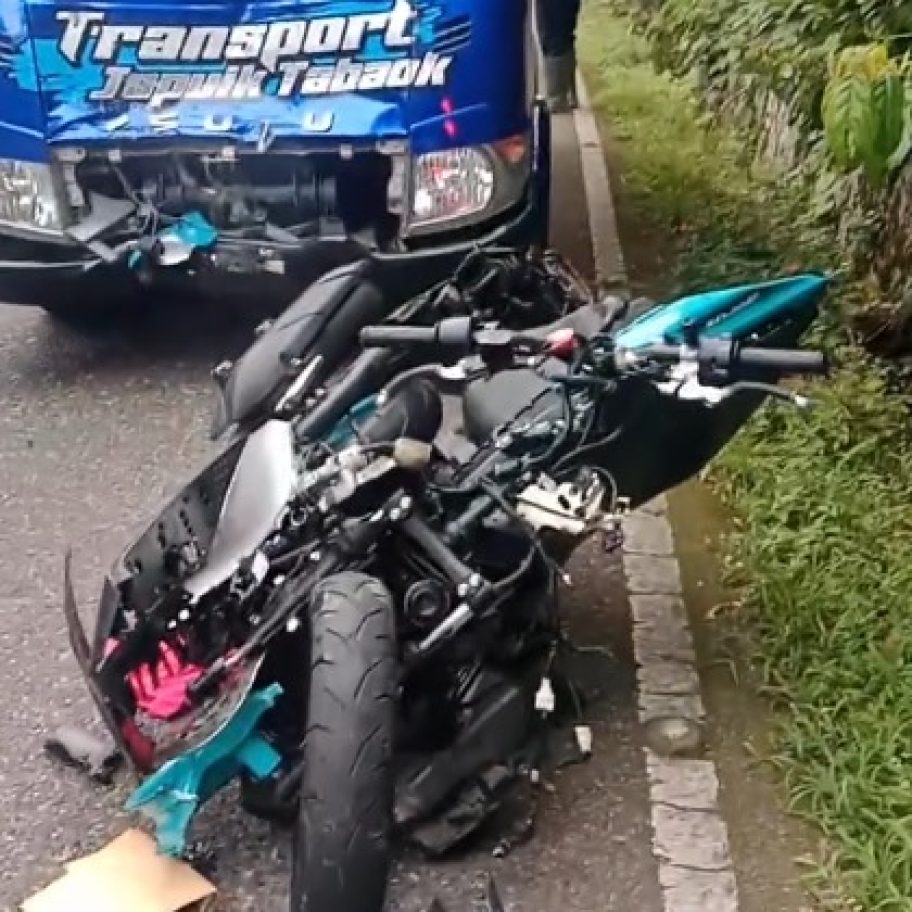 Mobil Pickup Hantam Motor di Padang Panjang, Satu Luka Serius