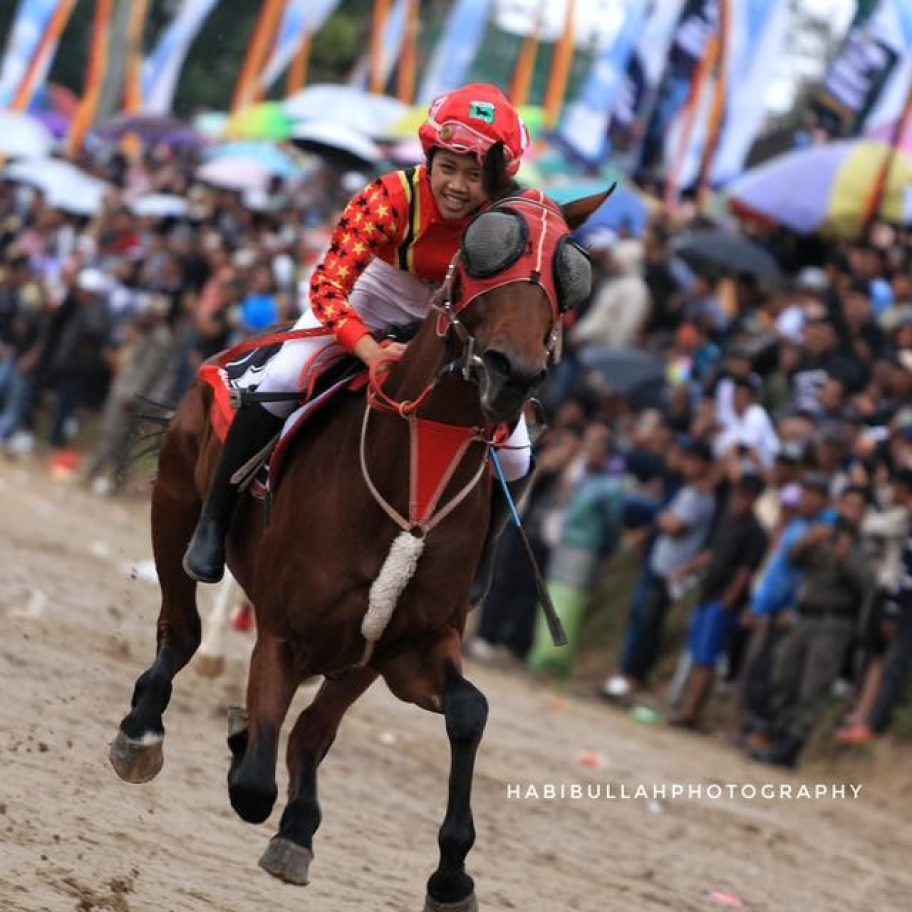 Najla Balkis Cetak Sejarah, Joki Perempuan Juara Derby Kuda 2025 di Bukittinggi