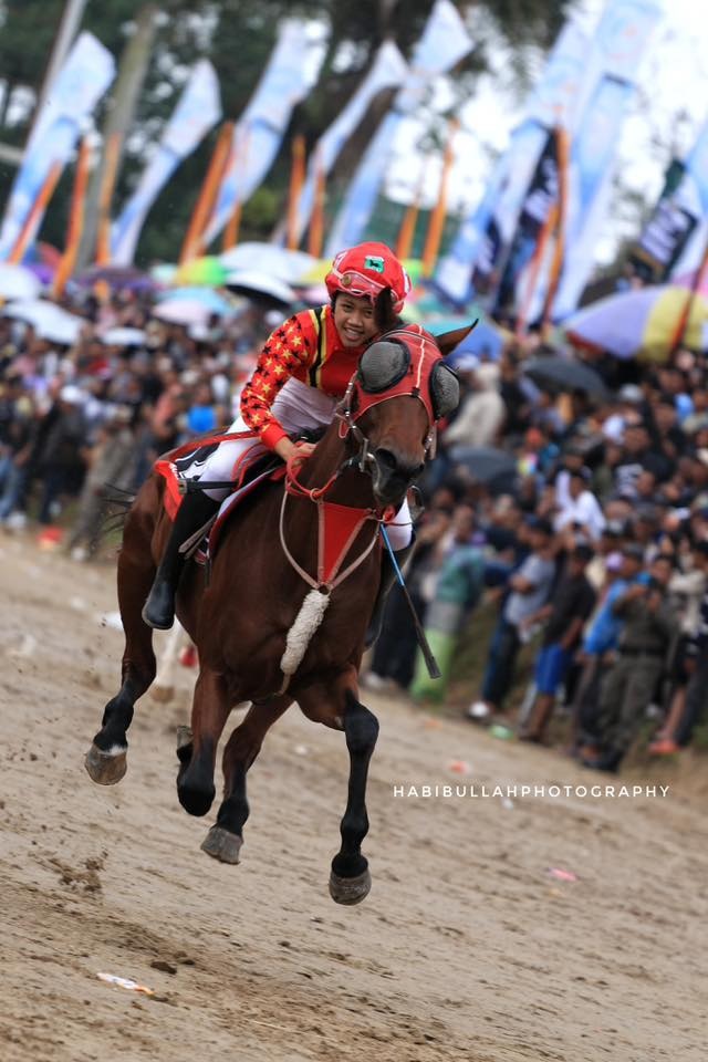Najla Balkis Cetak Sejarah, Joki Perempuan Juara Derby Kuda 2025 di Bukittinggi