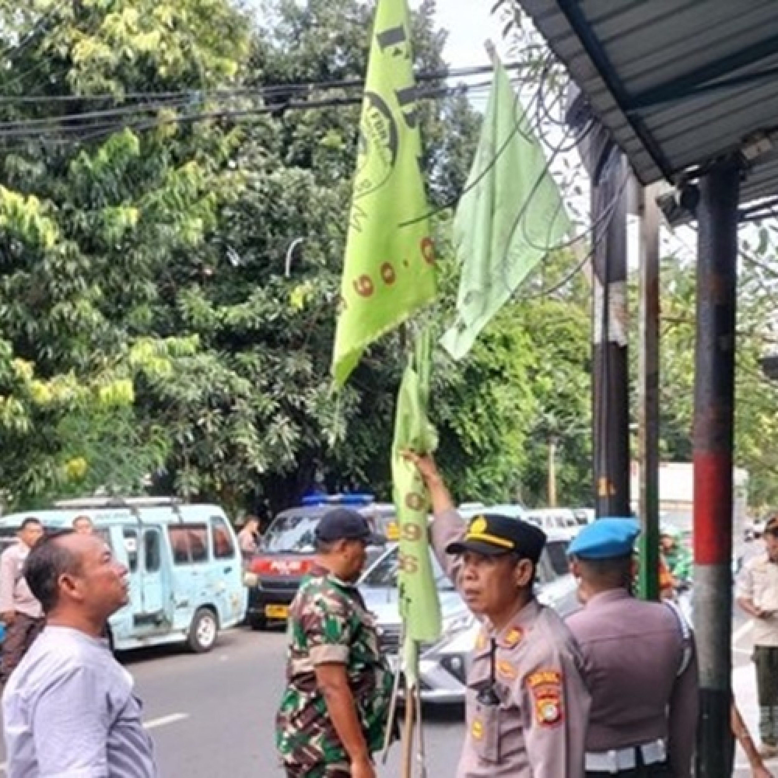 Polisi Tertibkan Bendera Ormas di Jakarta Pusat, Tindak Pemalakan di Thamrin City