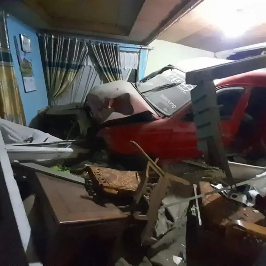 Rem Blong, Angkot Tabrak Rumah di Padang, Dua Rumah Rusak