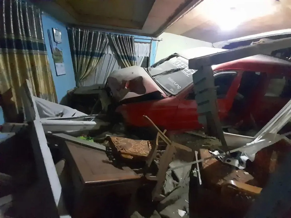 Rem Blong, Angkot Tabrak Rumah di Padang, Dua Rumah Rusak