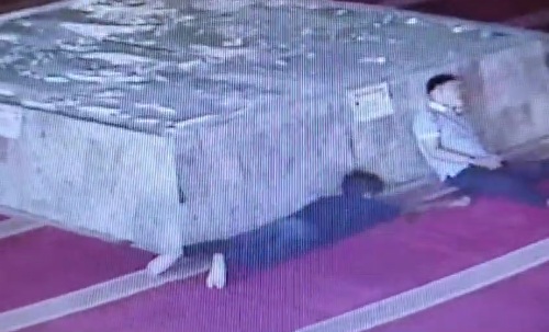 Remaja Curi Ponsel Jamaah Tertidur di Masjid Taqwa, Aksi Terekam CCTV