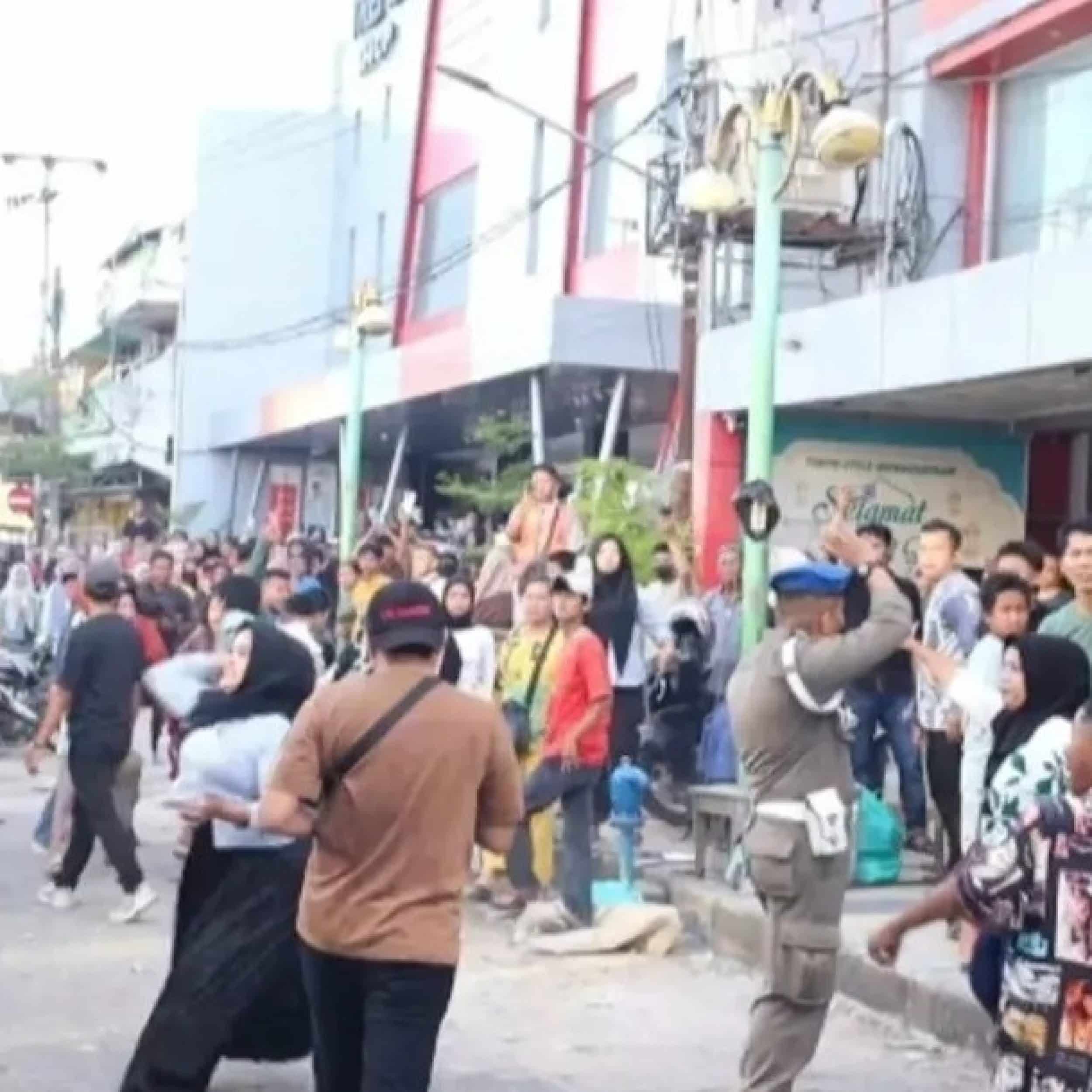Ricuh Penertiban PKL di Permindo Padang, Petugas Satpol PP Dilempari Batu
