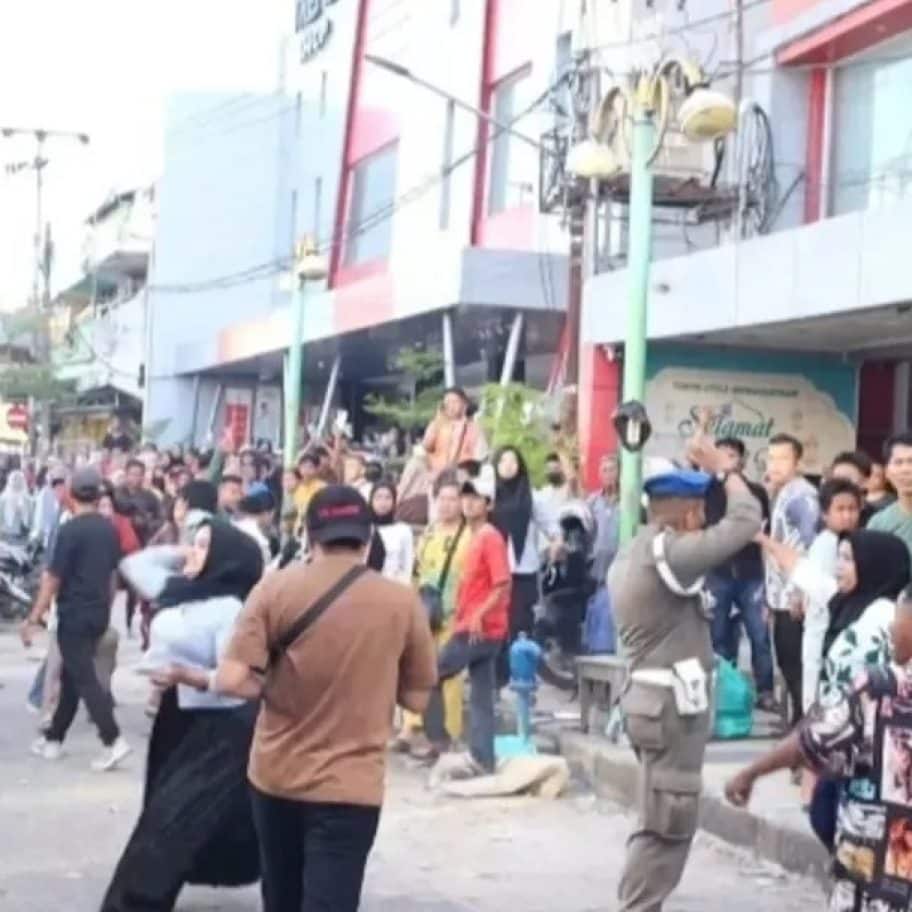 Ricuh Penertiban PKL di Permindo Padang, Petugas Satpol PP Dilempari Batu
