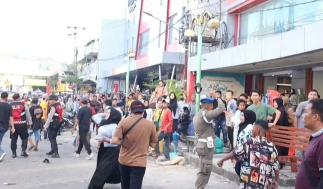 Ricuh Penertiban PKL di Permindo Padang, Petugas Satpol PP Dilempari Batu