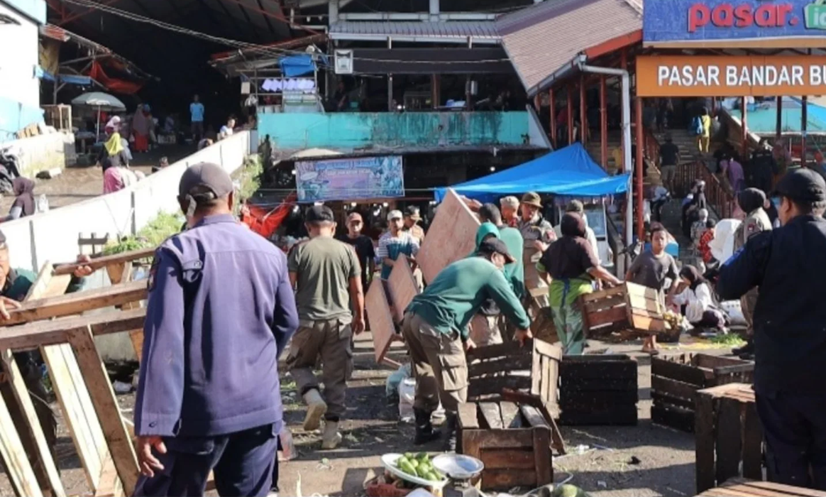 Satpol PP Tertibkan PKL di Pasar Bandar Buat, Fasilitas Parkir Kembali Difungsikan