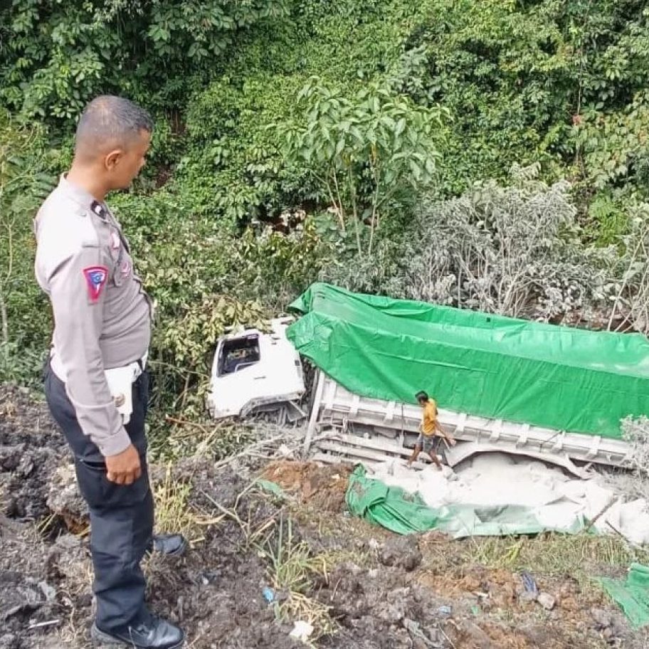 Truk Mundur dan Masuk Jurang di Sitinjau Lauik, Sopir Selamat Melompat Keluar