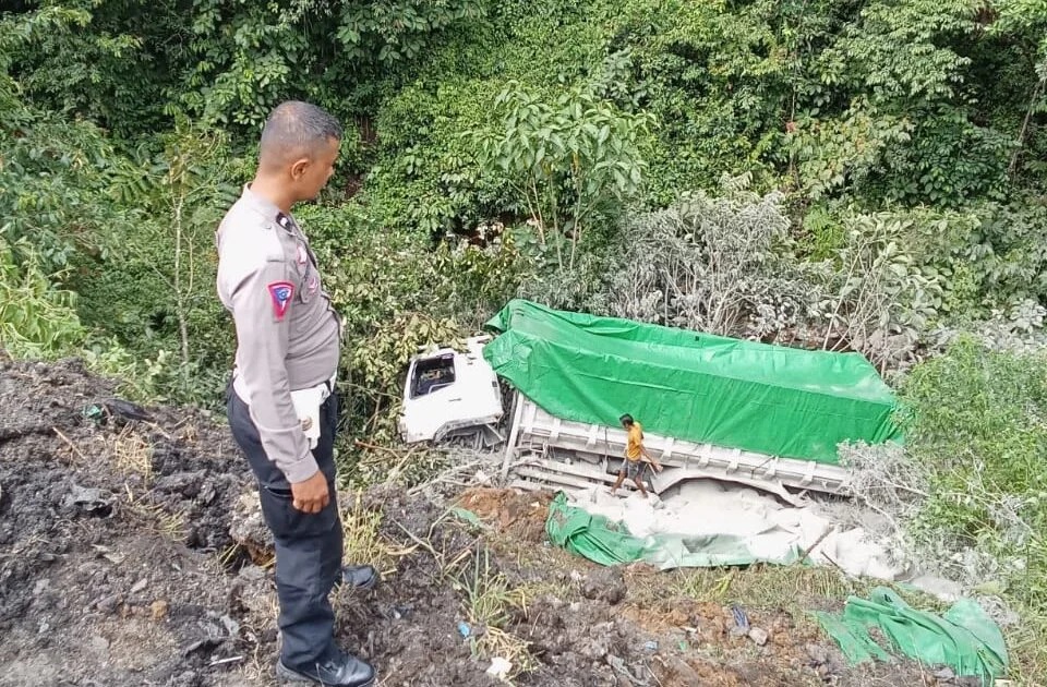 Truk Mundur dan Masuk Jurang di Sitinjau Lauik, Sopir Selamat Melompat Keluar