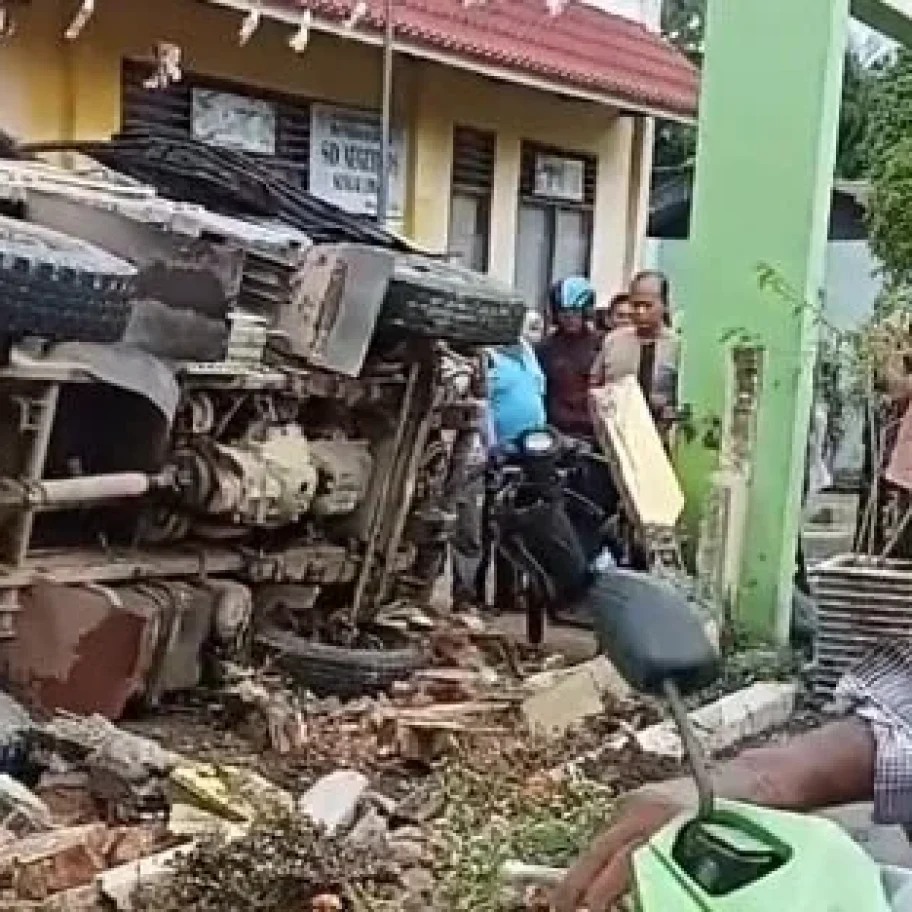 Truk Pengangkut Pasir Hantam Pagar SD di Padang Pariaman, Satu Warga Terluka
