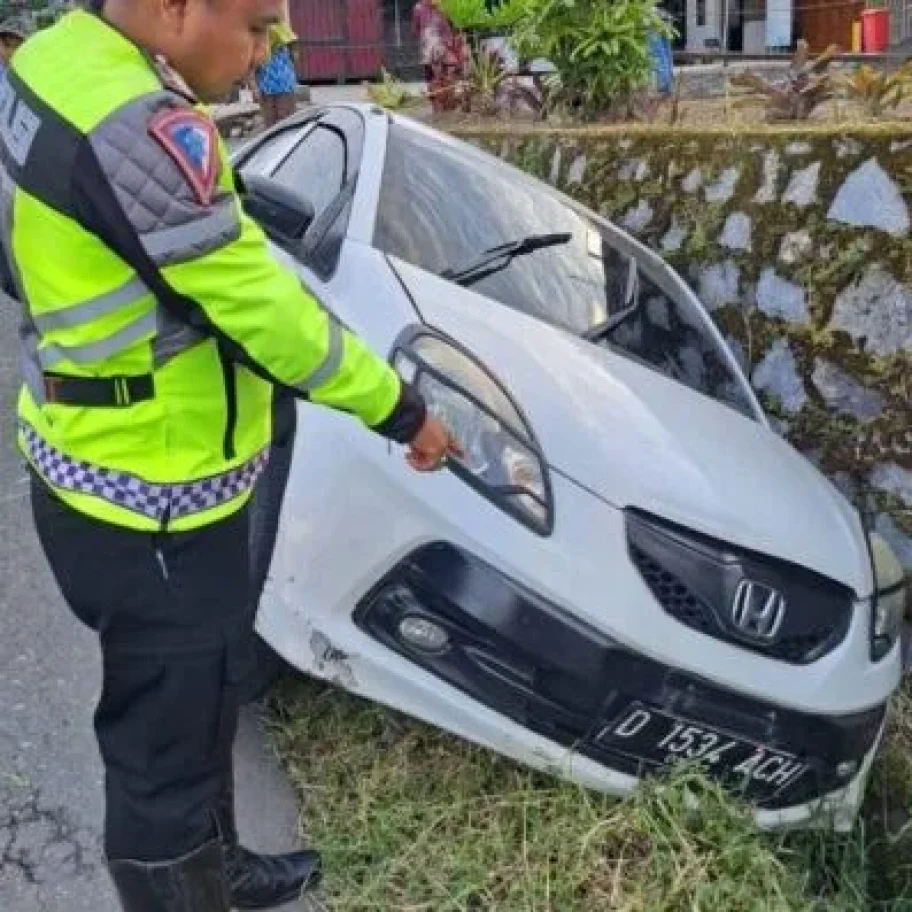 Truk Rem Blong Tabrak Mobil di Tanah Datar, Lalu Lintas Sempat Tersendat