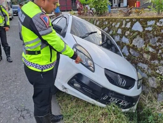 Truk Rem Blong Tabrak Mobil di Tanah Datar, Lalu Lintas Sempat Tersendat