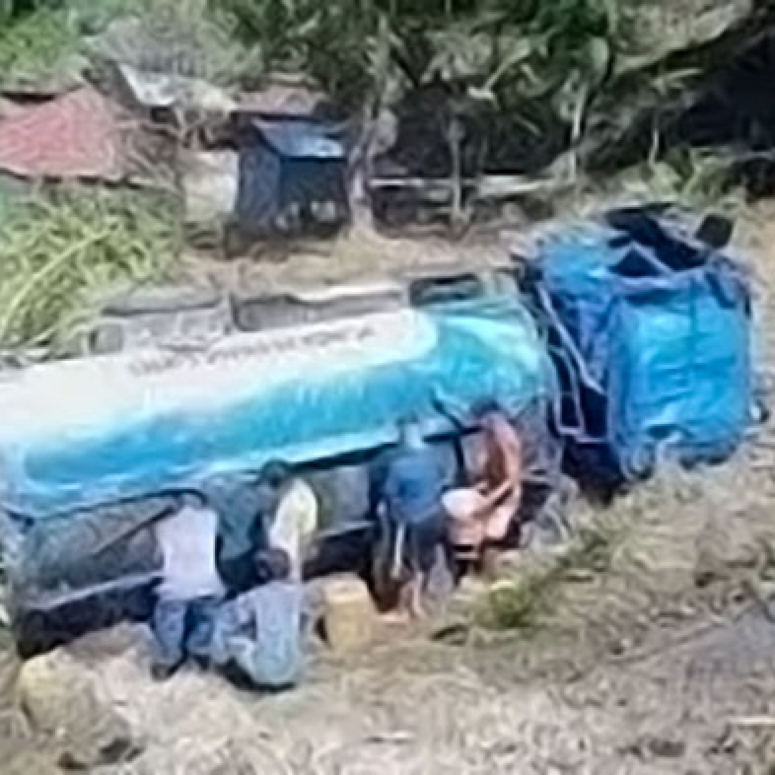 Truk Solar Terguling di Pesisir Selatan Usai Tabrak Motor, Empat Luka-Luka