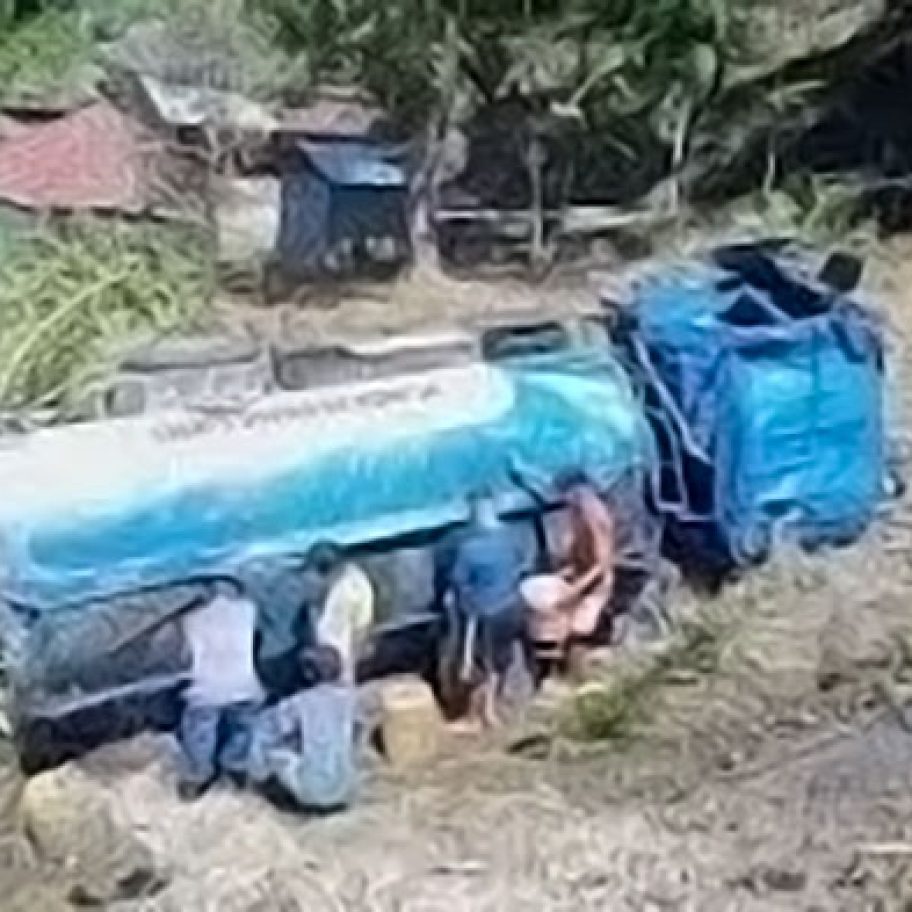 Truk Solar Terguling di Pesisir Selatan Usai Tabrak Motor, Empat Luka-Luka