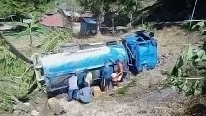 Truk Solar Terguling di Pesisir Selatan Usai Tabrak Motor, Empat Luka-Luka