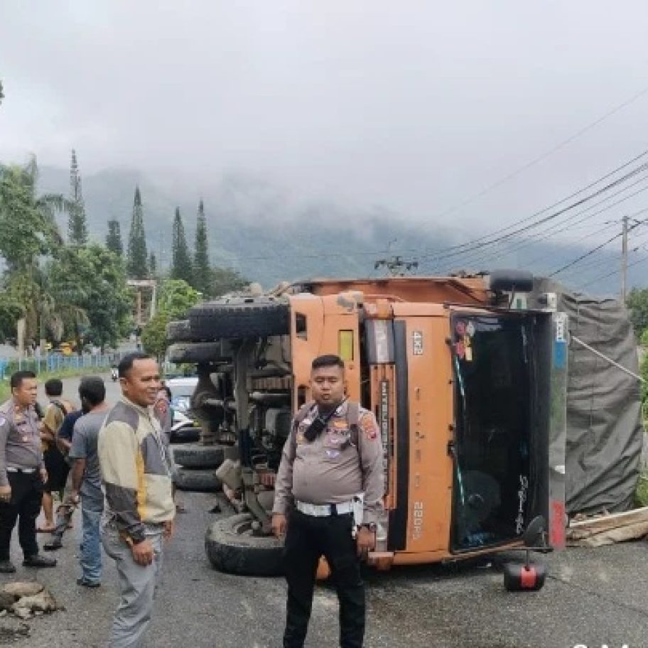 Truk Terguling Ganggu Lalu Lintas di Padang Panjang
