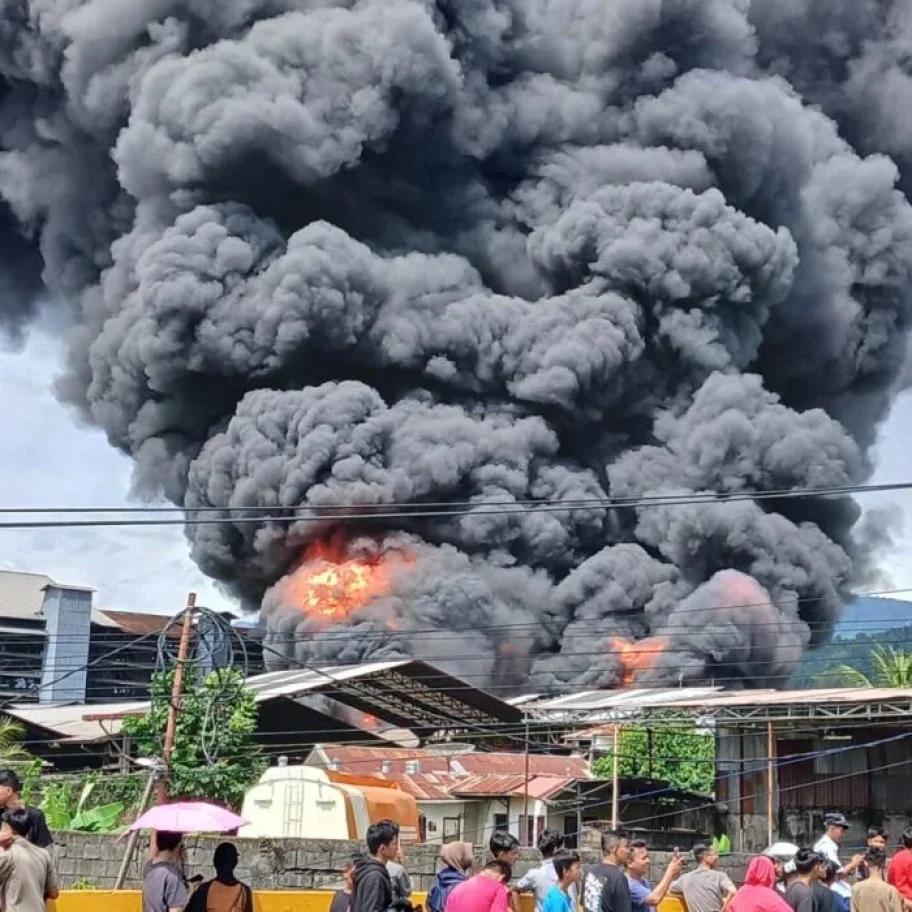 Kebakaran Susulan Kembali Hanguskan Material Pabrik Karet di Padang