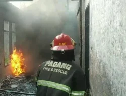 Api Mengamuk di Purus Padang, Damkar Sigap Atasi Kebakaran Rumah