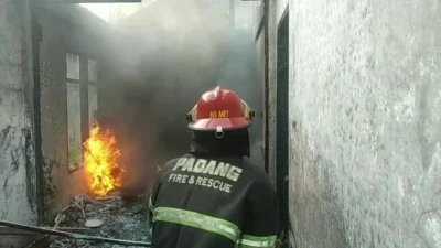 Api Mengamuk di Purus Padang: Damkar Sigap Atasi Kebakaran Rumah
