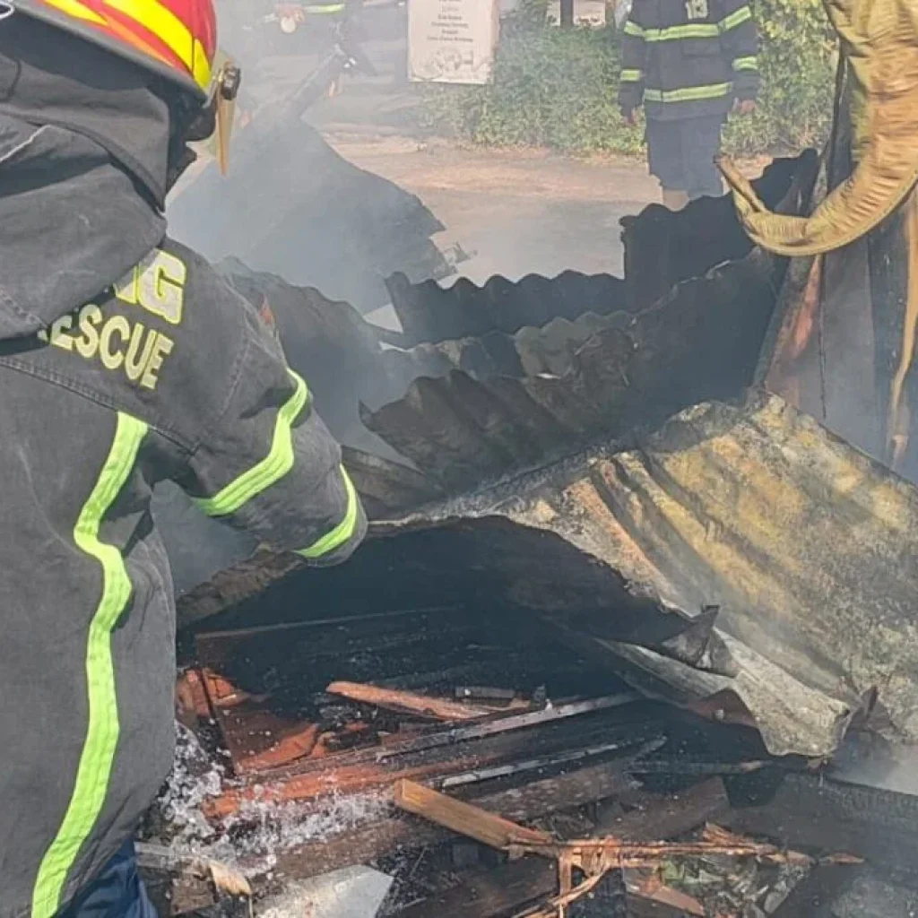 Bakar Sampah Berujung Petaka Gudang Barang Bekas di Padang Hangus, Kerugian Capai Puluhan Juta!