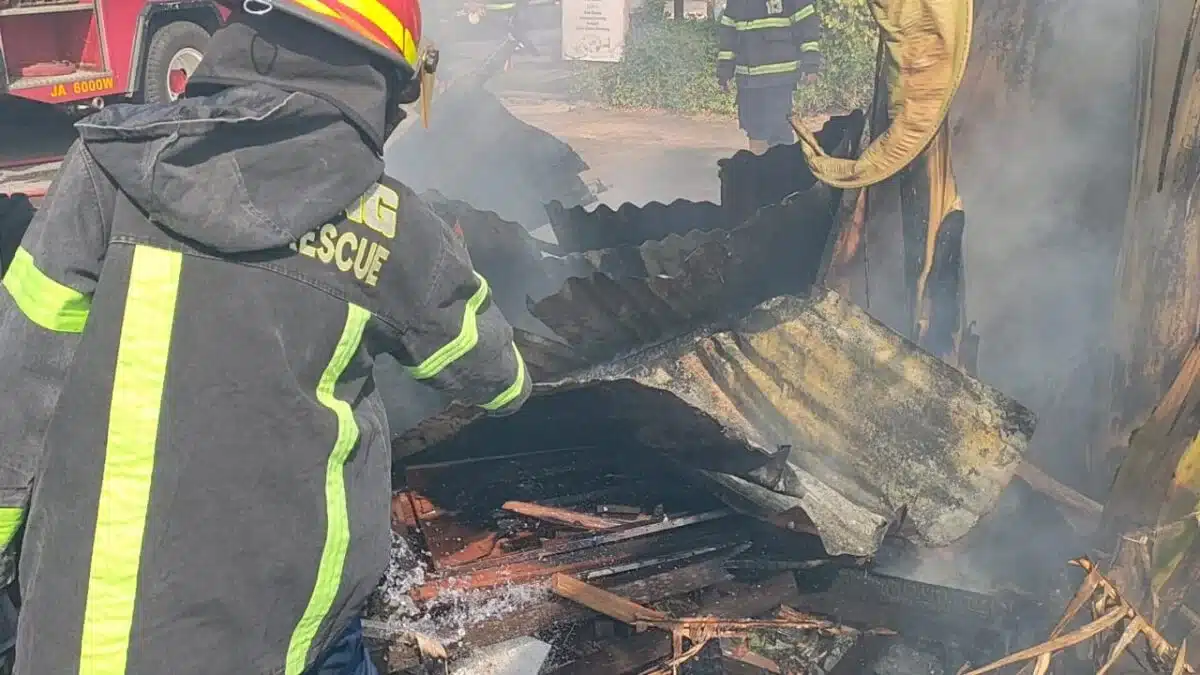Bakar Sampah Berujung Petaka Gudang Barang Bekas di Padang Hangus, Kerugian Capai Puluhan Juta!