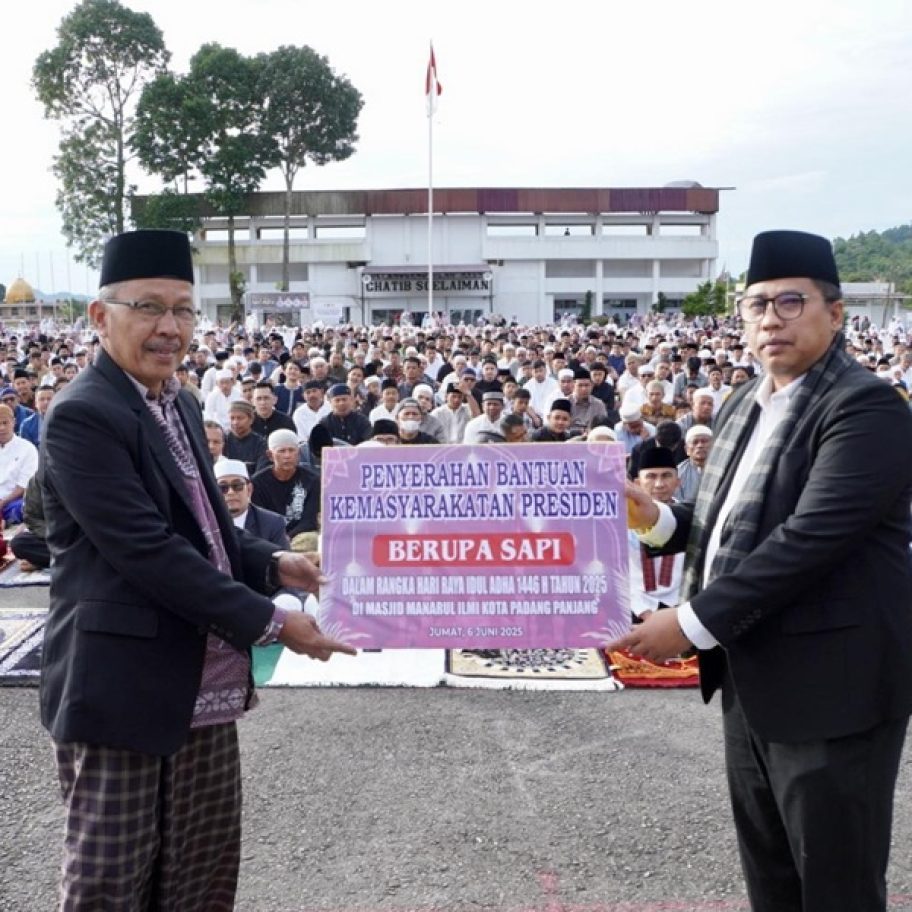 Iduladha Padang Panjang 2025: Ribuan Jemaah Khusyuk, Sapi Kurban Presiden Prabowo Diserahkan