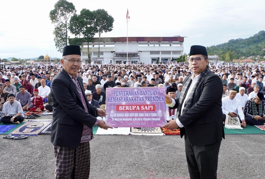 Iduladha Padang Panjang 2025 Ribuan Jemaah Khusyuk, Sapi Kurban Presiden Prabowo Diserahkan