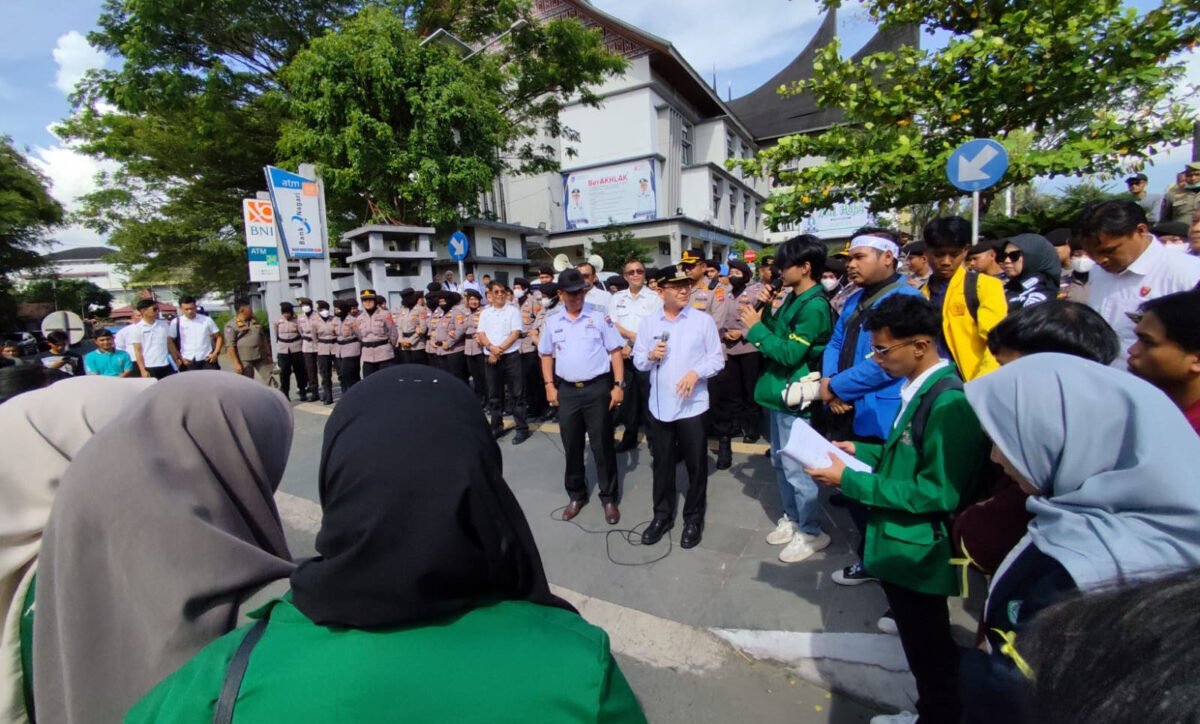 Kantor Bupati Limapuluh Kota Disegel Mahasiswa 100 Hari Kinerja Safni-Rito Dipertanyakan