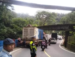 Kemacetan Lembah Anai: Truk Tersangkut di Kolong Rel, Padang-Bukittinggi Lumpuh Sementara