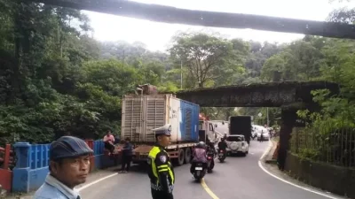 Kemacetan Lembah Anai: Truk Tersangkut di Kolong Rel, Padang-Bukittinggi Lumpuh Sementara