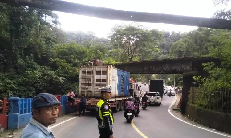 Kemacetan Lembah Anai: Truk Tersangkut di Kolong Rel, Padang-Bukittinggi Lumpuh Sementara