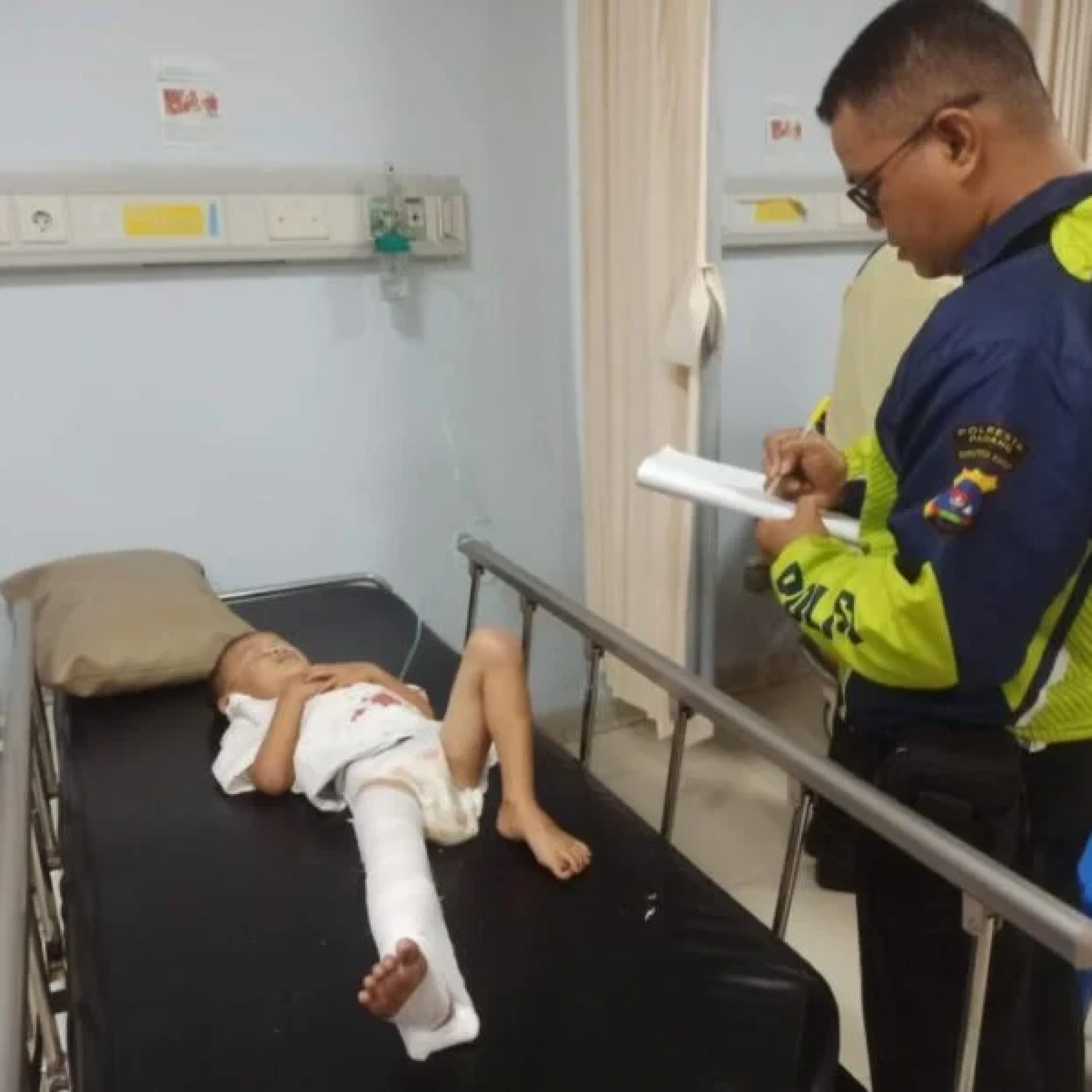 Minibus Tabrak Pohon di Padang, Sembilan Orang Terluka: Pengemudi Diduga Hilang Kendali
