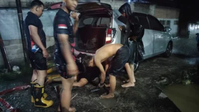 Mobil Terperosok ke Parit Akibat Banjir di Padang, Tim Damkar Evakuasi dengan Selamat