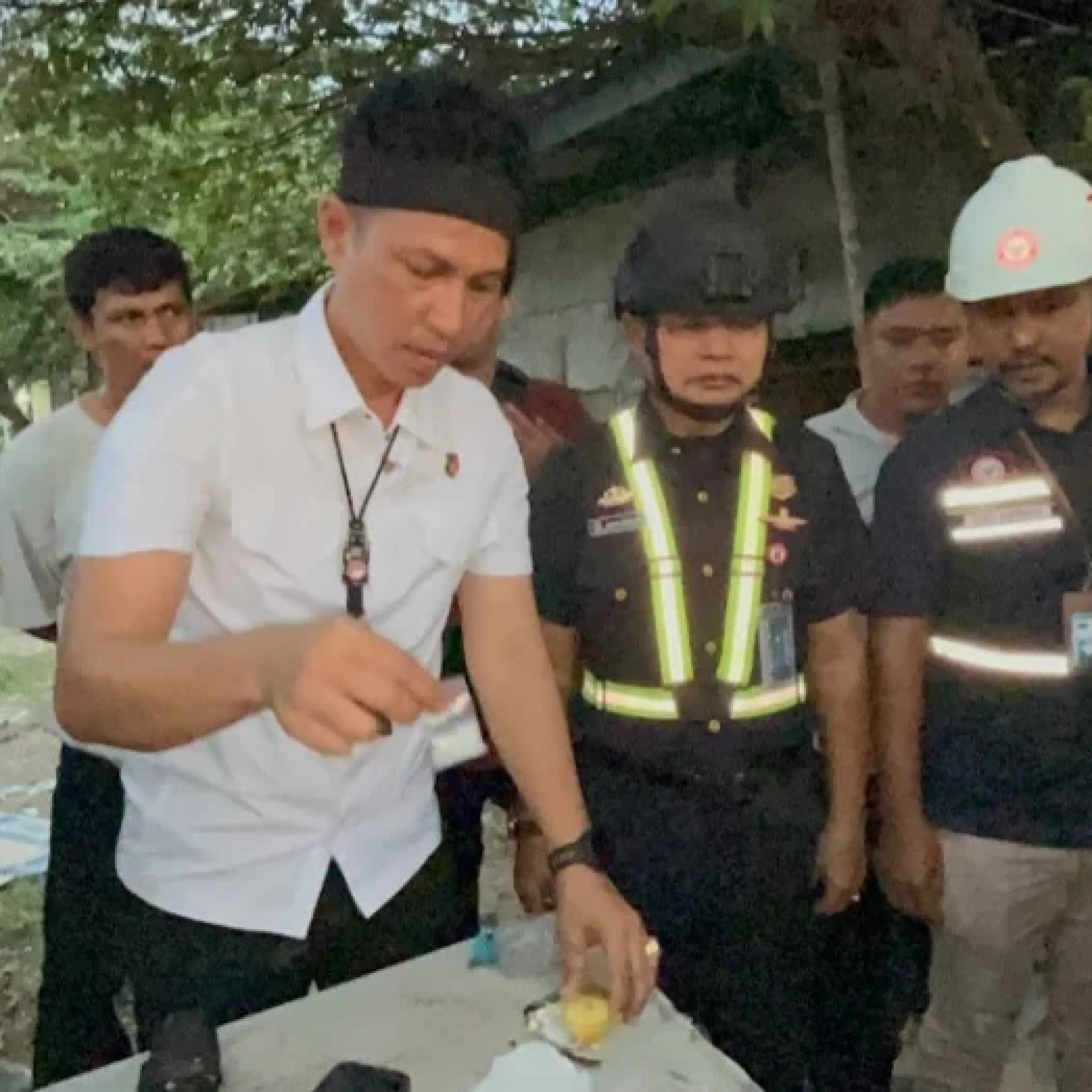 Padang Geger: Sarang Narkoba Digerebek, Empat Pelaku Diciduk, 21 Paket Sabu Disita!