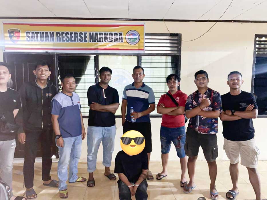 Pemuda Pengedar Shabu Ditangkap di Parkiran Hotel Parai Sawahlunto Pemuda Pengedar Shabu Ditangkap di Parkiran Hotel Parai Sawahlunto