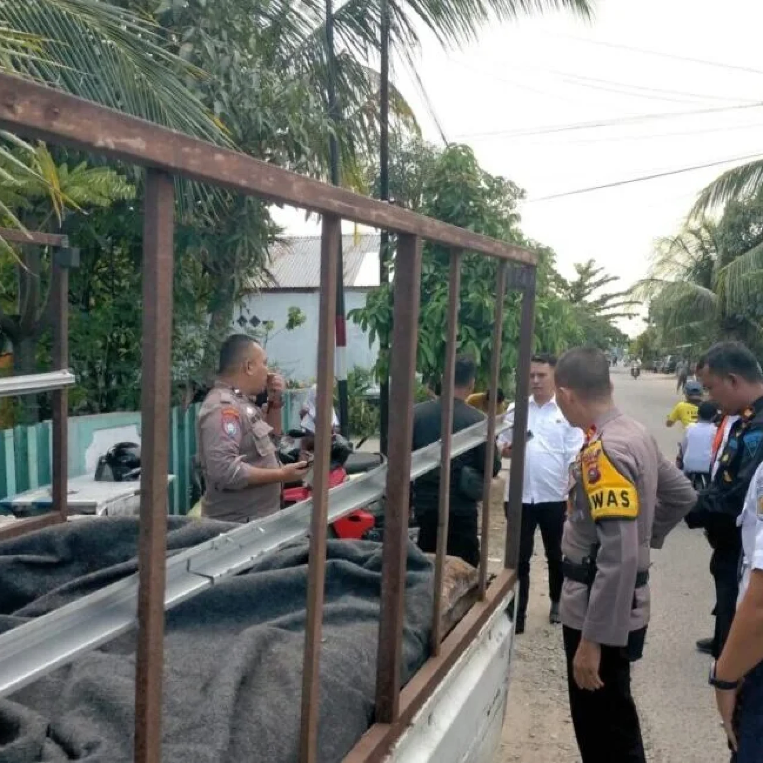 Pencurian Aset KAI di Padang: Pelaku Kabur, Puluhan Bantalan Besi Berhasil Diselamatkan