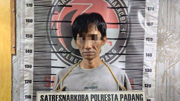 Pengedar Narkoba Paruh Baya Ditangkap di Padang: Polisi Sita Sabu dan Ganja