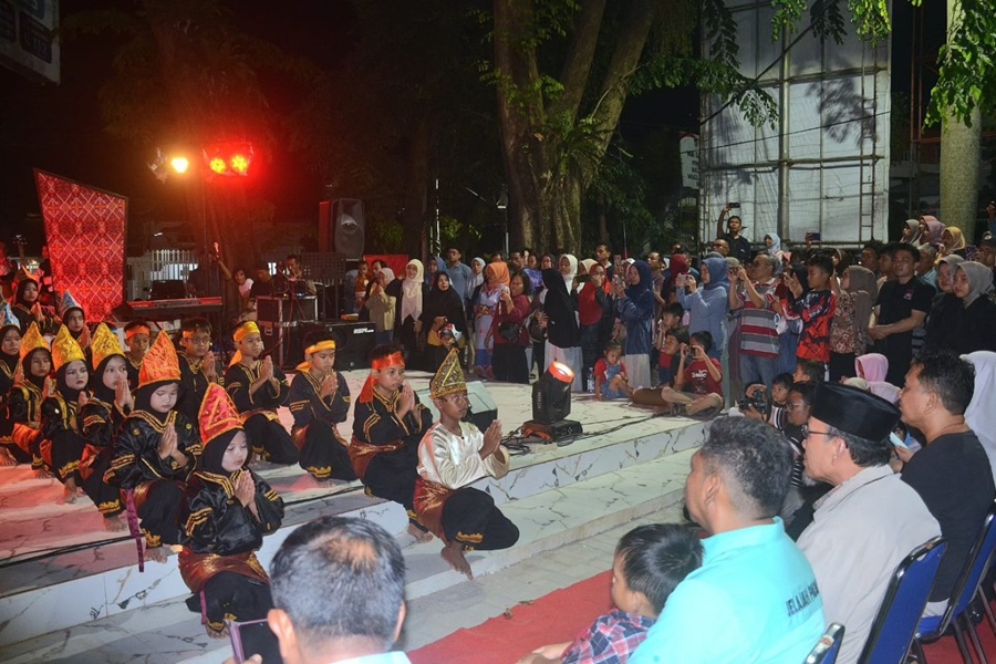 Pentas Seni “Nongkrong Kreatif” Hidupkan Malam Sabtu di Pantai Padang