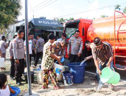 Polres Pasaman Barat Distribusikan Air Bersih, Bantu Warga Terdampak Kemarau di Hari Bhayangkara Ke-79